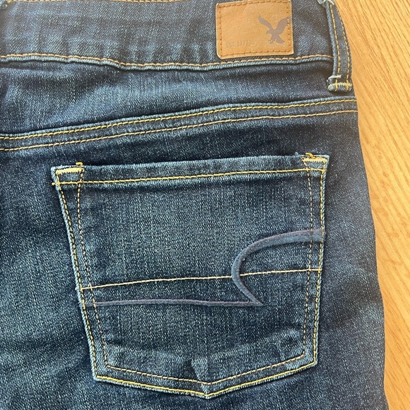American Eagle Outfitters Blue Jean Shorts Distressed Frayed Hem Sz 8 - Picture 4 of 5